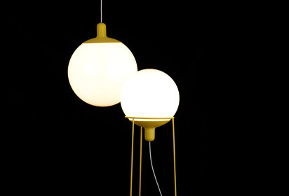 Die schwedische Designerin Louise Hederström gestaltete eine Pendel- und eine Stehleuchte in einem für den Hersteller Bsweden