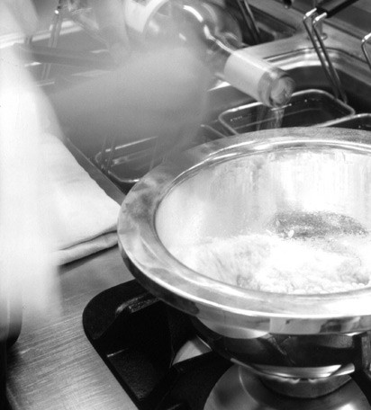 So gelingt das Risotto perfekt: Pfannen und Töpfe aus Silber des italienischen Küchenherstellers Strato