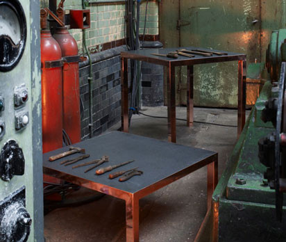 Archaische Wirkung: Tom Dixons Tisch aus Kupfer und Granit