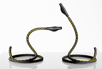 Flexibel schlänget sich „Alizzcooper“ entlang der Decke, am Boden und auf dem Tisch