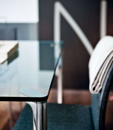 Glastisch von Damian Williamson für Zanotta.