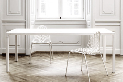 Der dänische Hersteller Hay hat diesen Tisch mit abgrundeten Ecken neu im Programm