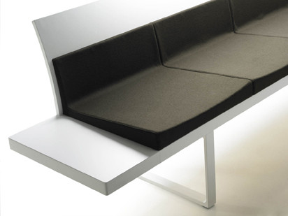 Schöner warten: eine Bank des spanischen Herstellers Dynamobel