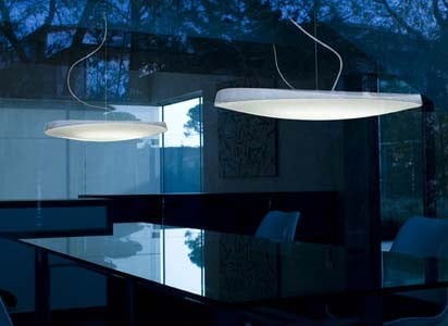 Pendelleuchte, deren fließende Form aus nur zwei Elementen besteht