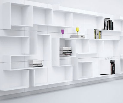 Alles andere als platt: Dieses Regal- und Schranksystem setzt auf tektonische Gegensätze