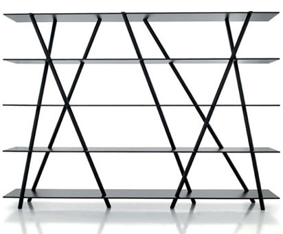 Wie aus dem Lot geratene Mikadostäbe: das Regal "Chiku" des australischen Designers Nick Rennie