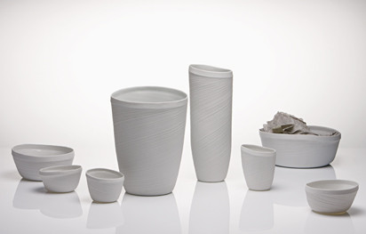 Schief gewickelt: Für seine neue Porzellanserie experimentierte Designer Vittorio Passaro mit Papierstreifen