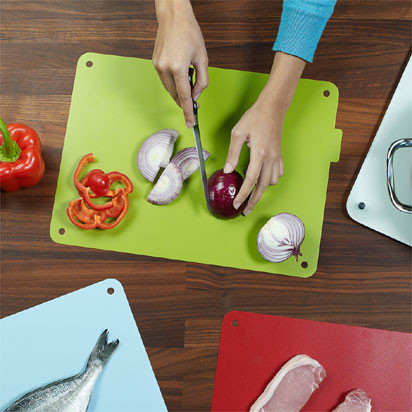 Die Schneideunterlagen von Joseph Joseph machen das getrennte Verarbeiten von Lebensmitteln in der Küche kinderleicht