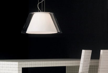 Raffinierte Anordnung gleich zweier Lampenschirme übereinander