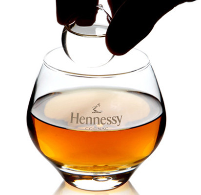 Einen ungewöhnlichen Eiswürfel, der auch noch umweltfreundlich ist, entwarfen 5.5 Designers für Hennessy