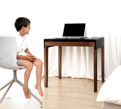 Macht sich auch gut im Schlafzimmer: der kompakte Arbeitstisch des Schweizer Designlabels aer