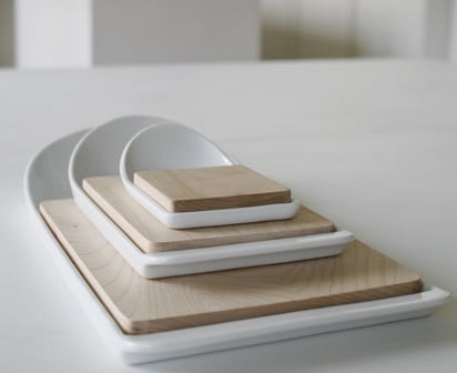 Klaus Hackl bringt mit diesem Produkt für Eno zwei Funktionen zusammen: Schneidebrett und Porzellanschüssel