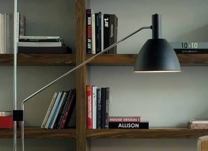 Der brasilianische Designer Fernando Prado gestaltete anlässlich des neunzigsten Bauhaus-Jubliäums eine raffinierte Stehleuchte