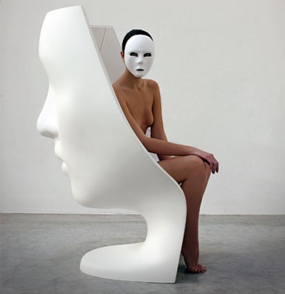 Frisch von der Mailänder Möbelmesse: Die Maske als Sitzobjekt von Fabio Novembre