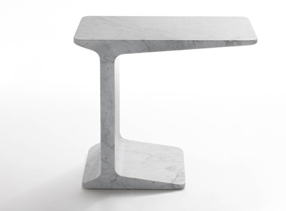 Frisch von der Mailänder Möbelmesse: Feinster italienischer Marmor trifft auf renommierte Gestalter