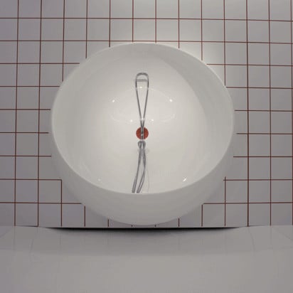 Ron Arad zeigt ein Bad in Bewegung mit seiner Installation