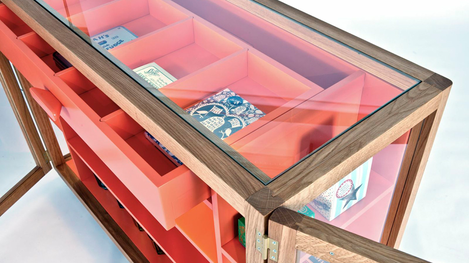 Ein Regal im Regal: Vitrina von Hierve ist ein Minimuseum für Zuhause.