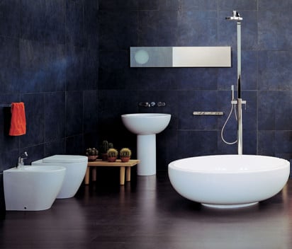 Tief, voluminös und zudem sanft gerundet: Giulio Cappellinis Bassins für Ceramica Flaminia