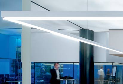 Schmal und geradlinig ermöglicht das neue System von Zumtobel optisch durchgehende Lichtlinien