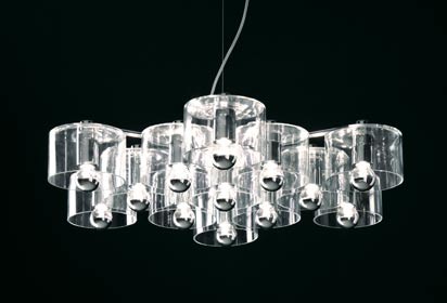 Marta Laudani und Marco Romanelli gestalteten die blütenförmige Leuchte für den italienischen Hersteller Oluce