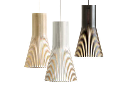 Bestehend aus Sperrholz und Birkenholzlatten werden die Secto-Leuchten in Finnland von Hand hergestellt