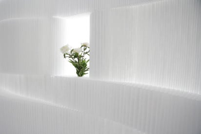 Weich und leicht wirken die Papiermodule dieses Raumteiler-Systems von Molo Design aus Kanada