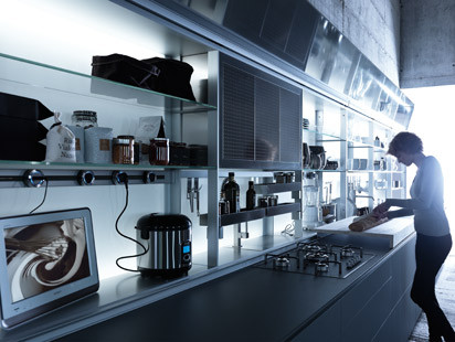 Bei dieser von Gabriele Centazzo entworfenen Küche des italienischen Herstellers Valcucine ist alles in Griffnähe platziert