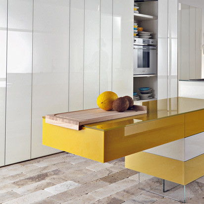 Flexibel und farbenfroh ist diese Küche von Daniele Lago auch im Wohnzimmer ein Blickfang