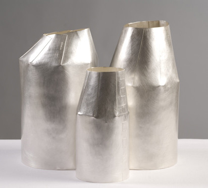 Einfach schön: Diese fragilen Milchkannen der Designerin Maike Dahl werden gefaltet und gelötet