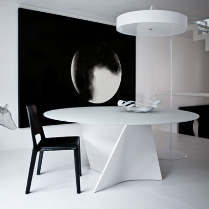 Der Tisch mit der Schraube: ein Entwurf von Prospero Rasulo für Zanotta