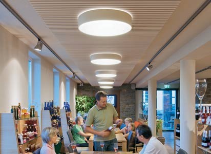 Stefan Ambrozus gestaltete für Zumtobel eine Leuchte, die durch ihre weichen Konturen überzeugt und dabei maximale Flexibilität bietet