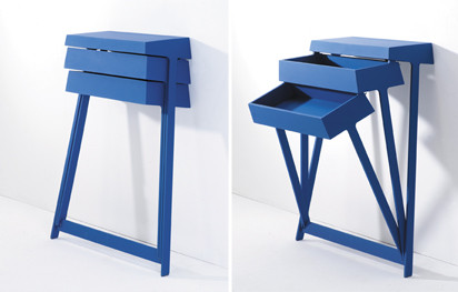 Wer suchet, der findet! Dieser Beistelltisch bietet Platz genug für die kleinen Dinge des Alltags