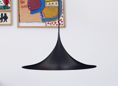 Elegant, schlicht und mit einem charmanten Sechziger-Jahre-Flair ist die klassische Pendelleuchte von Claus Bonderup und Torsten Thorup von dem dänischen Hersteller Gubi neu aufgelegt worden