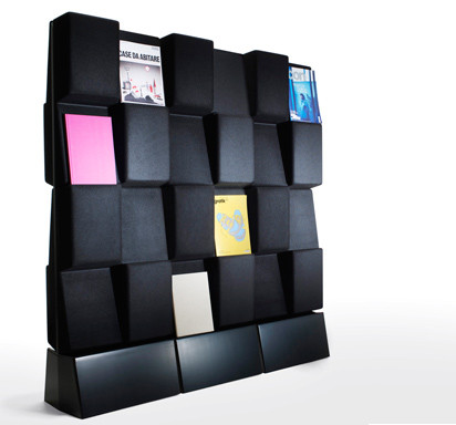 Der Filz-Raumtrenner von Jonas Forsman sorgt für Ruhe im Großraumbüro und bietet dazu viele Fächer für die Lieblingslektüre