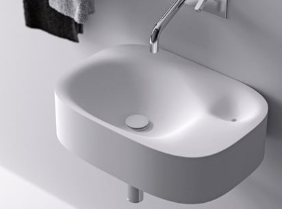 Wie Spuren im Schnee: ein skulpturaler Waschtisch von Shiro Studio für Agape