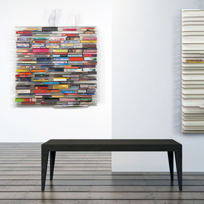 Die Bücherwand in der Horizontale: das Regal Paperback von Studio Parade