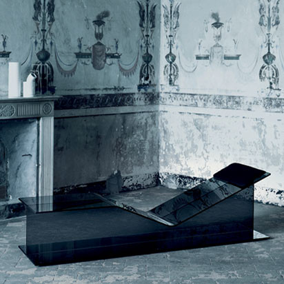 Die gläserne Chaiselongue von Jean-Marie Massaud für Glas Italia scheint im Raum zu schweben