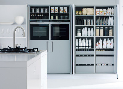 Streng formal und unter nachhaltigen Kriterien gestaltet: das auf der LivingKitchen vorgestellte Küchensystem von Schüller