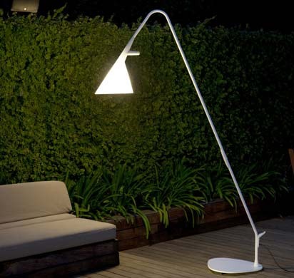 Formschöner und lichtspendender „Gefährten“: Die Standleuchte Mate des niederländischen Designers Geert Koster