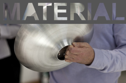 Eine regulierbare Scheibe charakterisiert den zweiteiligen Brotkasten aus Aluminium, den Ulrike Hamann entworfen hat