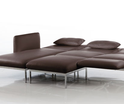 Ein Sofa mit Knick kann ganze Sitzlandschaften bilden: Roro von Roland Meyer-Brühl