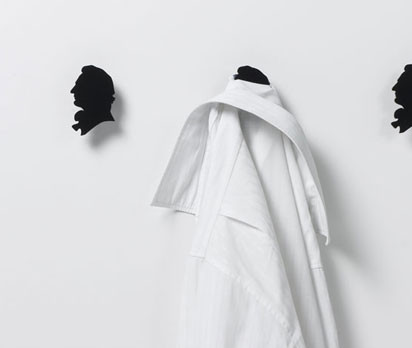 Für Profilneurotiker: Der Kleiderhaken Patere in Form barocker Scherenschnitte