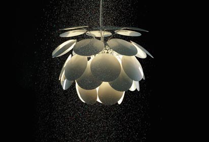 Opulent-luftiger Schirm aus 35 glänzenden weißen Scheiben, inspiriert von den Entwürfen Poul Henningsens 