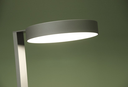 Ganz schön schräg präsentiert sich die neueste Leuchte aus dem Hause durlum