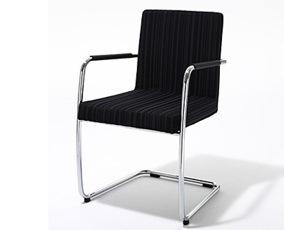 Ein Klassiker mit neuem Look: Ein Stuhl mit Streifen von Modestar Paul Smith