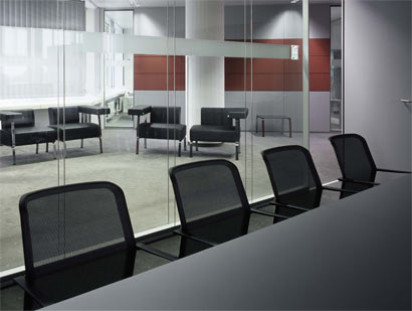 Das rahmenlose Wandsystem von bene sorgt für kommunikative Transparenz ohne optische Brüche