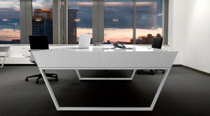 Dynamisch, leicht und super praktisch: Der Doppelschreibtisch des Berliner Architektentrios Kinzo