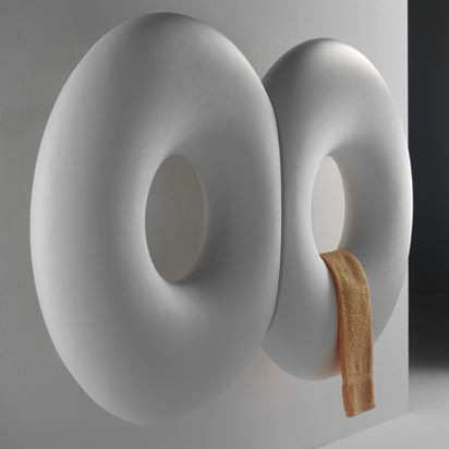 Homer Simpson hätte seine Freude. Ein Handtuchhalter in Form eines übergroßen Donuts