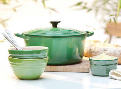 Diesen Sommer besticht die Poterie- und Gusseisen-Serie von Le Creuset durch verschiedene Nuancen von Grün
