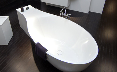 Eine Wanne mit praktischer Ablage für das Glas Champagner